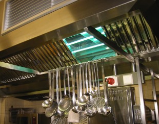 Kitchen-UVtech: Low maintenance cost deodorization system for professional kitchens, with UV radiation 